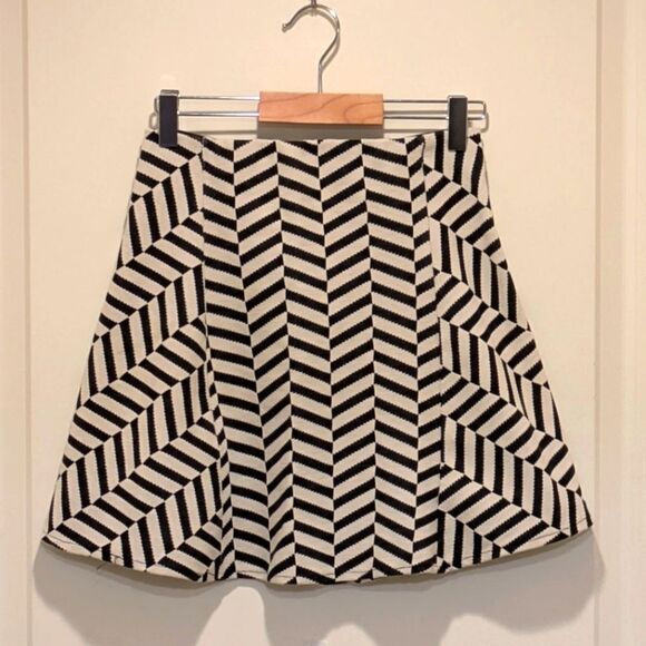 EUC Zara Trafaluc S Stretch Knit Black And Whire Patterned Mini Skirt - Picture 3 of 5